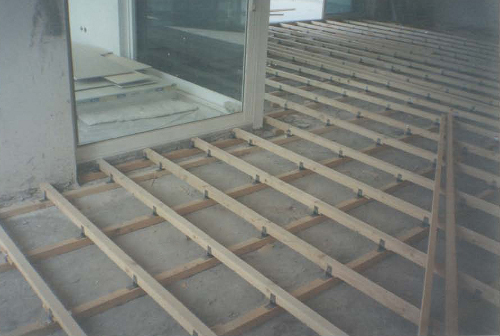 Vibro-FM kelluvan parkettilattian askeläänen vaimennin asennus