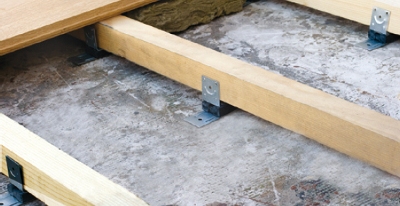 Vibro-FM lattiavaimennin koolauksen alle asennustapa