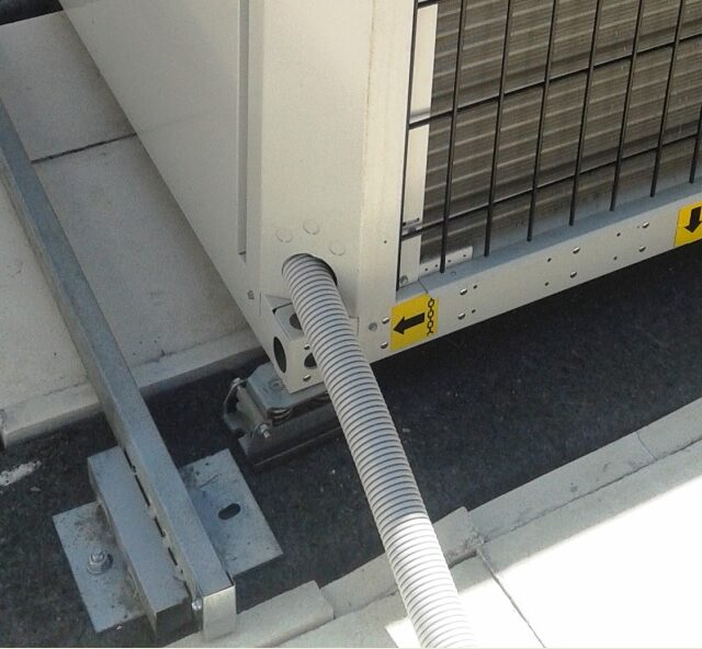 Jäähdytin asennettu teräsjousivaimmennusblokit Vibro-MSR päälle