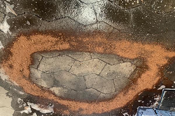 Sorb XT öljynimeytysaine ja multi imeytysaine 50 L käyttö autokorjaamo