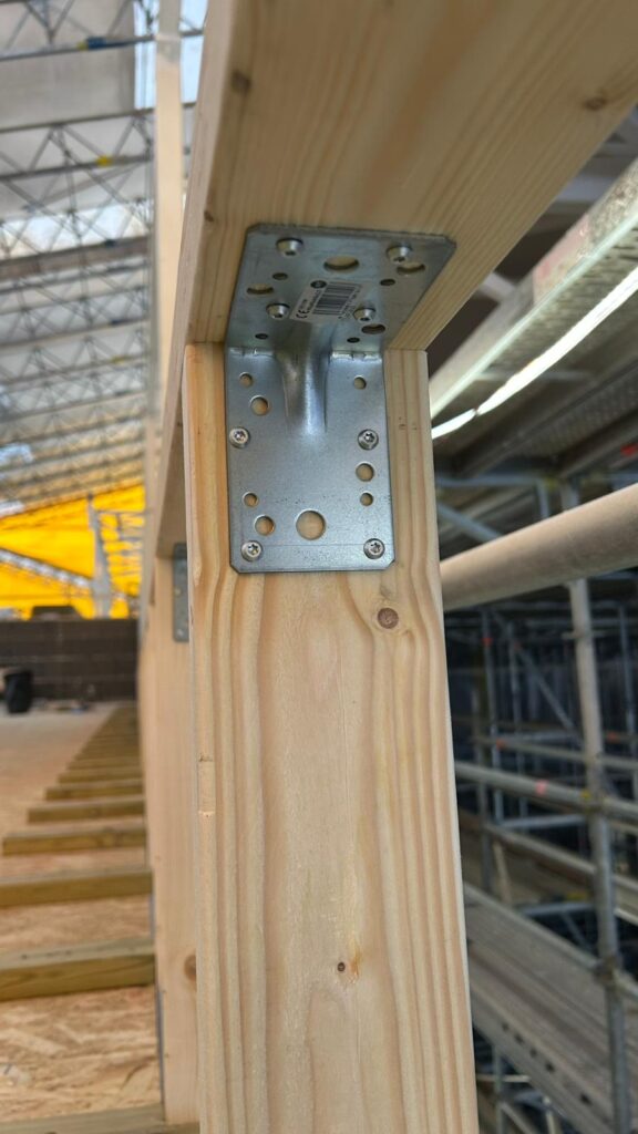 Kulmarauta kiinnitettynä räystään puurunkoon