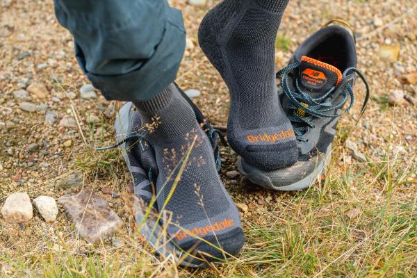 Bridgedale Hike Lightweight Graphite vaellussukkien istuvuus ja jalkapohja