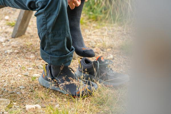 Vaellussukat Bridgedale Hike Lightweight Graphite puettuna retkellä