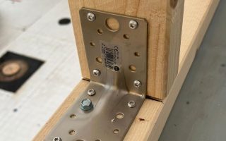 Kulmarauta kiinnitettynä ankkuriruuvilla puurunkoon