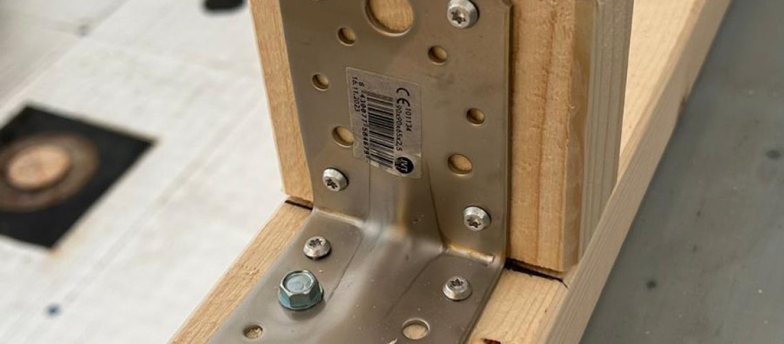 Kulmarauta kiinnitettynä ankkuriruuvilla puurunkoon